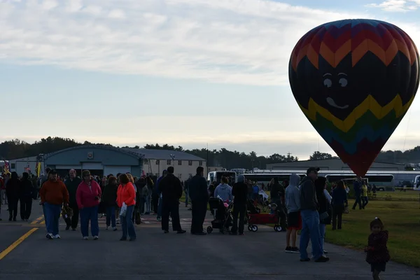 Balonu premiery o świcie w 2016 Adirondack Hot Air Balloon Festival — Zdjęcie stockowe