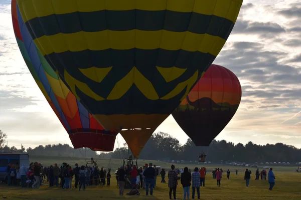 Balonu premiery o świcie w 2016 Adirondack Hot Air Balloon Festival — Zdjęcie stockowe