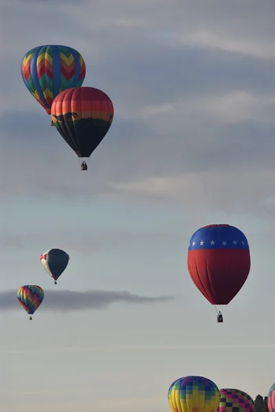 Şafakta 2016 Adirondack sıcak hava balon Festivali açılışında balon — Stok fotoğraf