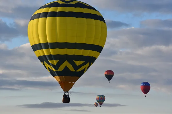 Balloon lanseres ved daggry på Adirondack Hot Air Balloon Festival i 2016 – stockfoto