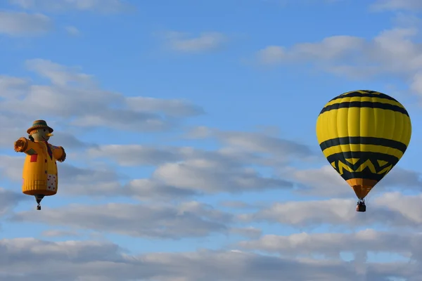 Balloon launch at dawn at the 2016 Adirondack Hot Air Balloon Festival — Stock Photo, Image