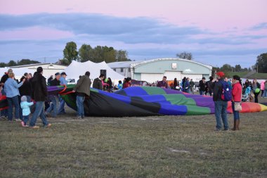 Şafakta 2016 Adirondack sıcak hava balon Festivali açılışında balon