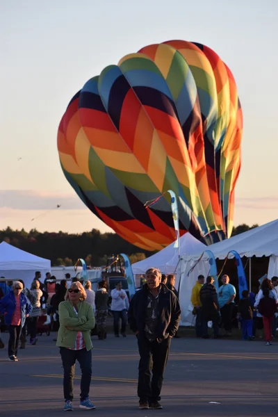 2016 Adirondack 뜨거운 공기 풍선 축제에서 새벽에 풍선 발사 — 스톡 사진