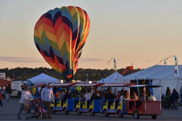 Ballon lancering bij dageraad op de 2016 Adirondack Hot Air Balloon Festival — Stockfoto