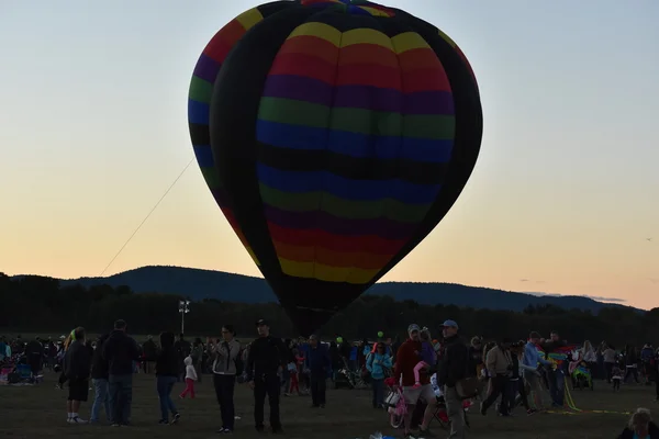 Balonu premiery o świcie w 2016 Adirondack Hot Air Balloon Festival — Zdjęcie stockowe