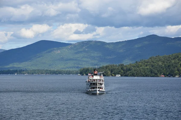 Cruises rond Lake George in de staat New York — Stockfoto
