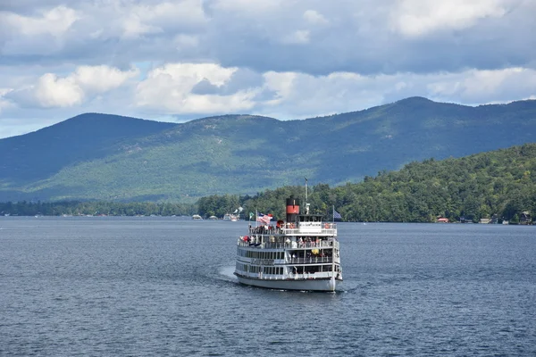 Cruises rond Lake George in de staat New York — Stockfoto