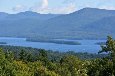 Lake George, New York'ta umudu dağ
