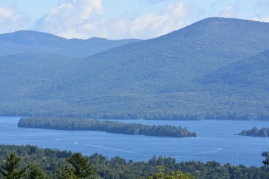Lake George, New York'ta umudu dağ