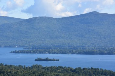 Lake George, New York'ta umudu dağ