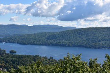 Lake George, New York'ta umudu dağ