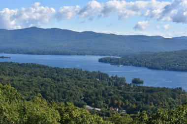 Lake George, New York'ta umudu dağ