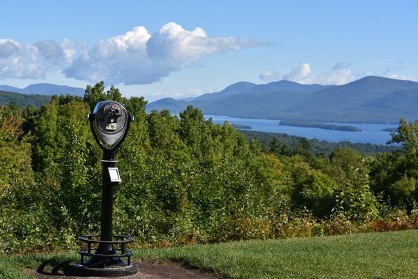 Lake George, New York'ta umudu dağ