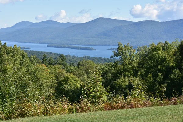 Lake George, z vyhlídky na hory, v New Yorku — Stock fotografie