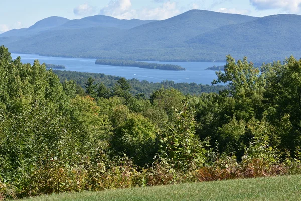 Lake George, z vyhlídky na hory, v New Yorku — Stock fotografie