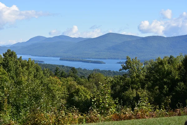 Lake George, z vyhlídky na hory, v New Yorku — Stock fotografie