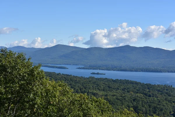 Lake George, z vyhlídky na hory, v New Yorku — Stock fotografie