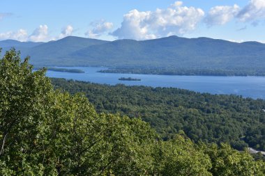 Lake George, New York'ta umudu dağ