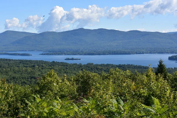 Lake George, z vyhlídky na hory, v New Yorku — Stock fotografie