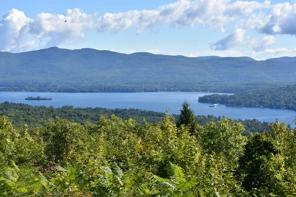 Lake George, z vyhlídky na hory, v New Yorku — Stock fotografie