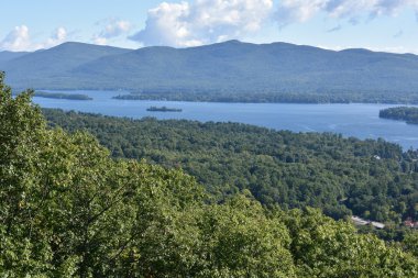 Lake George, New York'ta umudu dağ