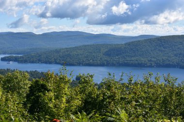 Lake George, New York'ta umudu dağ