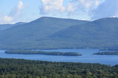 Lake George, New York'ta umudu dağ