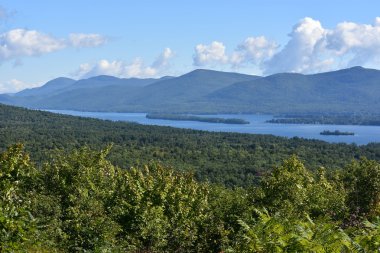Lake George, New York'ta umudu dağ