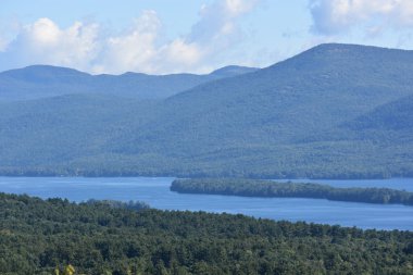 Lake George, New York'ta umudu dağ