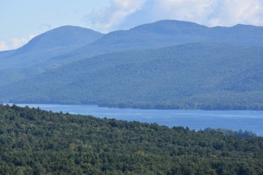 Lake George, New York'ta umudu dağ