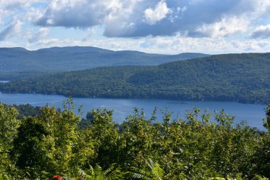 Lake George, New York'ta umudu dağ