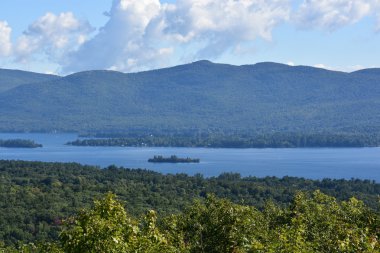 Lake George, New York'ta umudu dağ