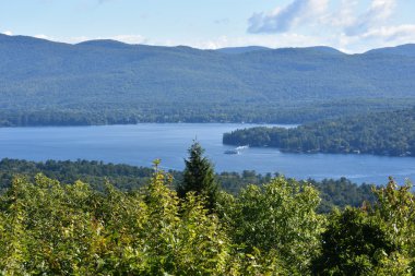 Lake George, New York'ta umudu dağ