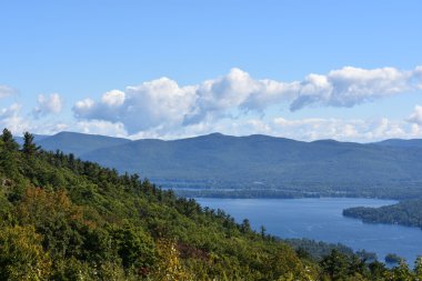 Lake George, New York'ta umudu dağ