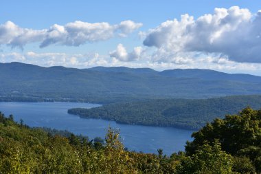 Lake George, New York'ta umudu dağ