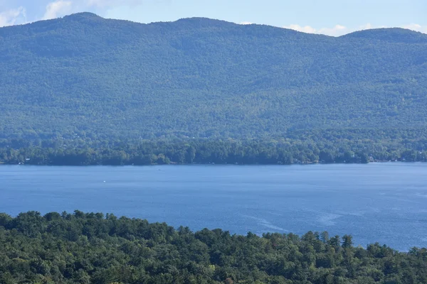 Lake George, z vyhlídky na hory, v New Yorku — Stock fotografie