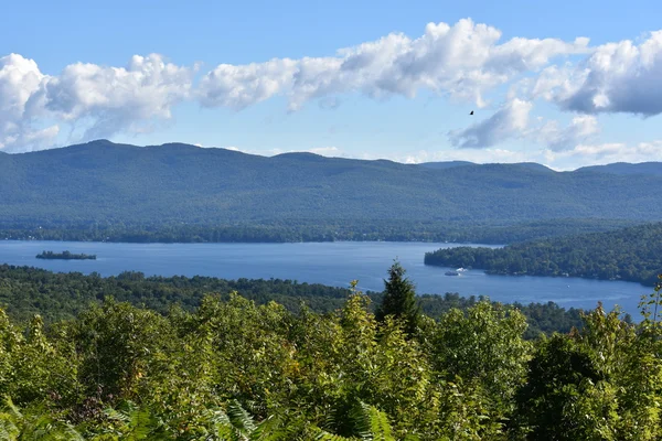 Lake George, z vyhlídky na hory, v New Yorku — Stock fotografie