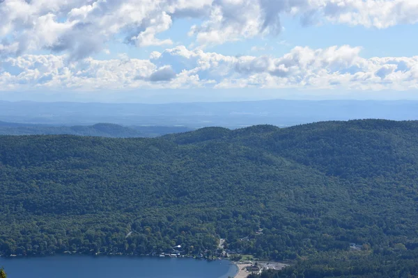 Lake George, z vyhlídky na hory, v New Yorku — Stock fotografie