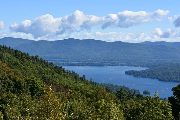 Lake George, z vyhlídky na hory, v New Yorku — Stock fotografie