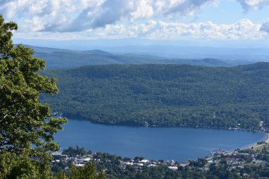 Lake George, New York'ta umudu dağ