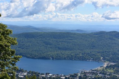 Lake George, New York'ta umudu dağ