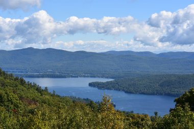 Lake George, New York'ta umudu dağ