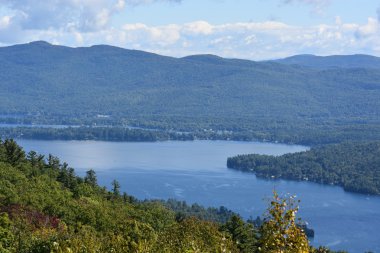 Lake George, New York'ta umudu dağ