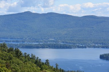 Lake George, New York'ta umudu dağ