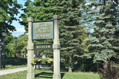 SARATOGA SPRINGS, NY - SEP 24: New York 'un kuzeyindeki Saratoga Springs kasabasındaki Tarihi Kongre Parkı ve Müzesi, 24 Eylül 2016 tarihinde görüldü.