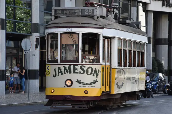 Történelmi villamos 28, Lisszabon, Portugália — Stock Fotó