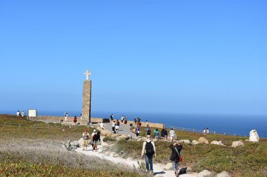 Cabo da Roca kıta Avrupası, en batı ölçüde ilan Roca Cape yakınında, Sintra, Portekiz de görüldüğü gibi anıt