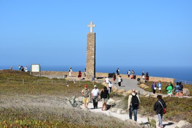 Cabo da Roca kıta Avrupası, en batı ölçüde ilan Roca Cape yakınında, Sintra, Portekiz de görüldüğü gibi anıt