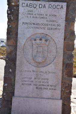 Cabo da Roca kıta Avrupası, en batı ölçüde ilan Roca Cape yakınında, Sintra, Portekiz de görüldüğü gibi anıt