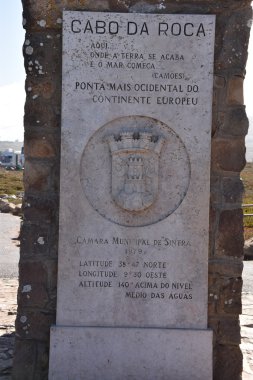 Cabo da Roca kıta Avrupası, en batı ölçüde ilan Roca Cape yakınında, Sintra, Portekiz de görüldüğü gibi anıt